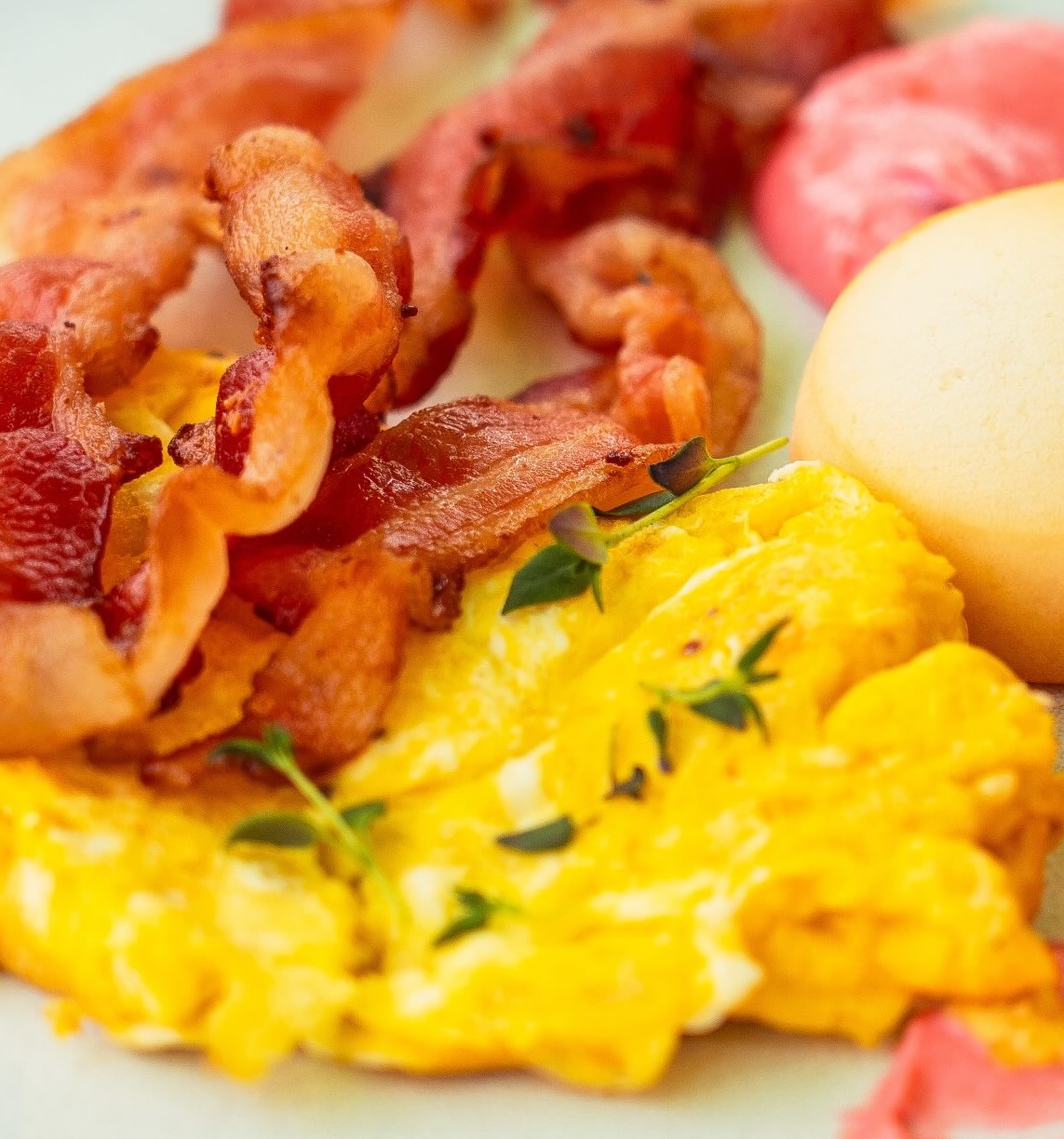 Brunch Bonito: huevos pericos, tocineta y arepa